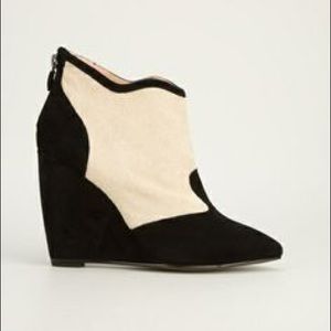 Lola Cruz ankle bootie